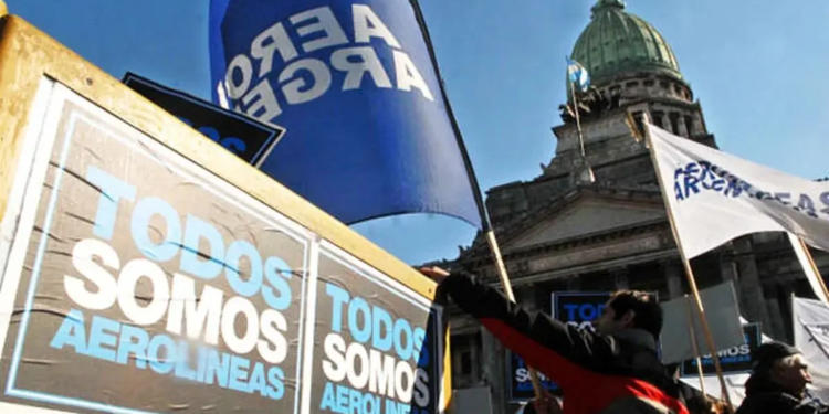 En medio del conflicto aeronáutico, el Gobierno habilita a tripulaciones y aviones extranjeros a operar vuelos de cabotaje