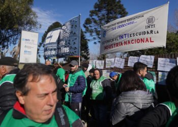 El Gobierno afirma que se frenó la caída del empleo