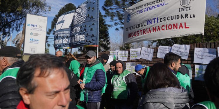 El Gobierno afirma que se frenó la caída del empleo