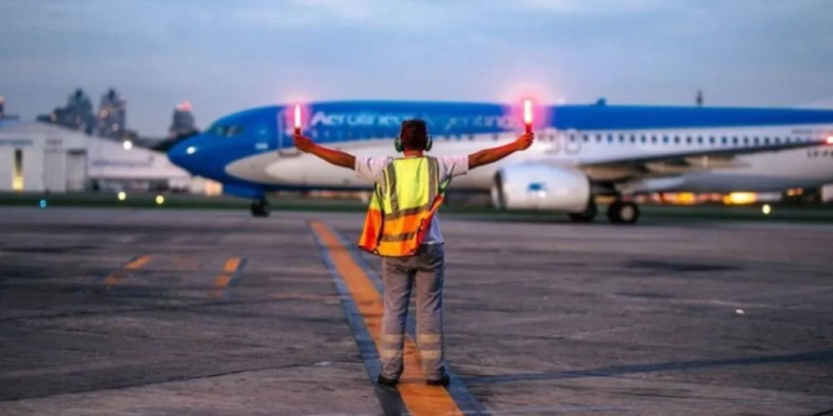 El Gobierno anunció que inició negociaciones para la venta de Aerolíneas Argentinas