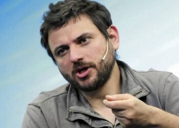 Insultaron a Juan Grabois cuando llegó al país tras su visita al Papa Francisco y se descontroló: “Nunca me van a correr”