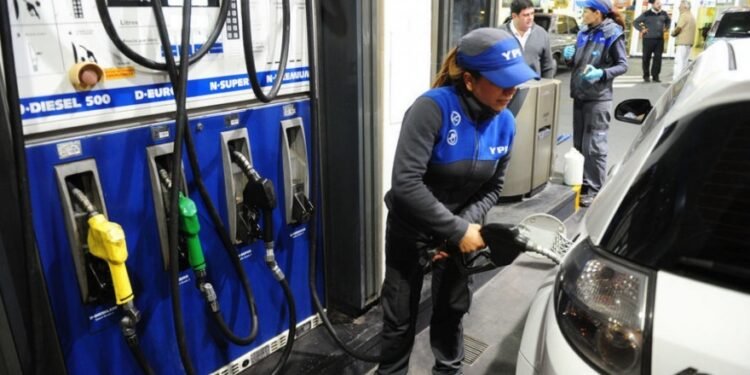 Las naftas y el gasoil aumentarán hasta 4% debido a las subas de precios internacionales del crudo y sus impuestos