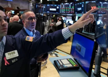 Mercados Hoy: El riesgo país operó por debajo de los 900 puntos y el dólar blue cerró en $1195 para la venta