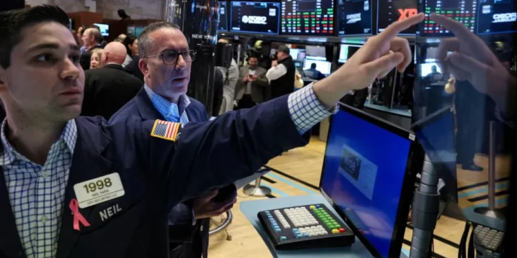 Mercados Hoy: El riesgo país operó por debajo de los 900 puntos y el dólar blue cerró en $1195 para la venta