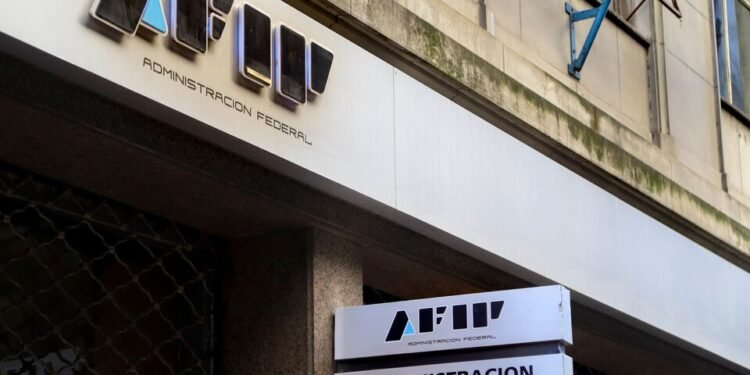 AFIP: echan a más 3.100 trabajadores y bajan los sueldos a directivos