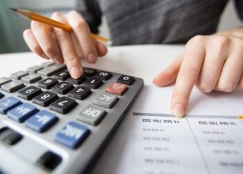 El gobierno impulsa medida para reducir el empleo público y firma convenio con ANSES para jubilarse