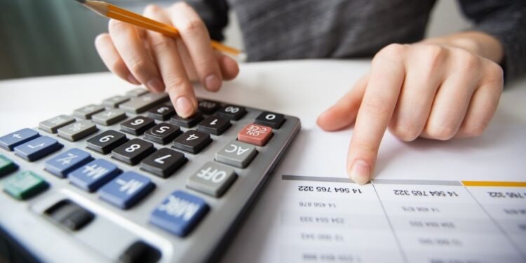 El gobierno impulsa medida para reducir el empleo público y firma convenio con ANSES para jubilarse