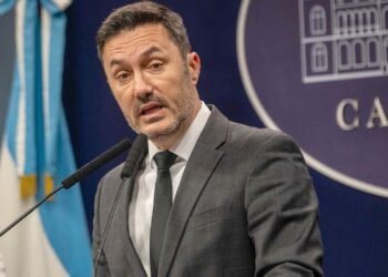 El ministro de Defensa argentino anunció que el Gobierno avanzará con una modificación del decreto 727 que firmó Néstor Kirchner en 2006 que limitó las funciones de los militares.