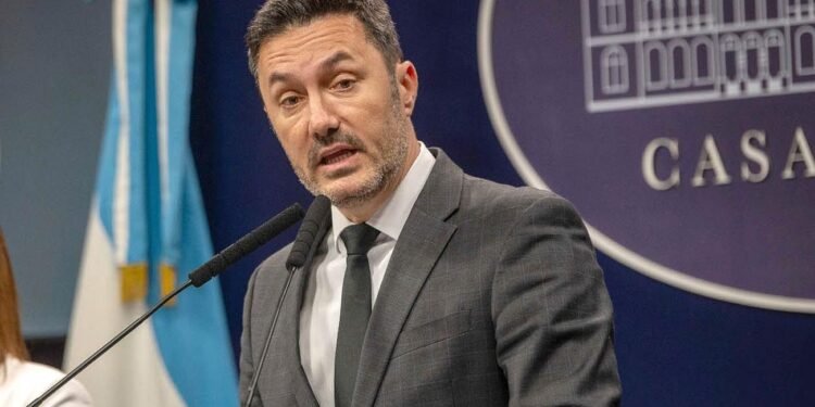 El ministro de Defensa argentino anunció que el Gobierno avanzará con una modificación del decreto 727 que firmó Néstor Kirchner en 2006 que limitó las funciones de los militares.