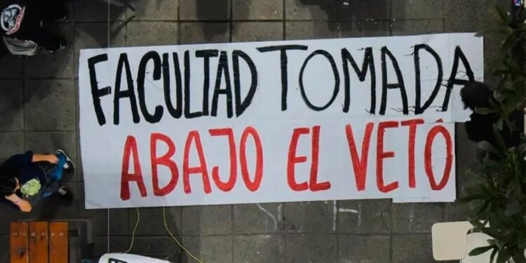 Conflicto Universitario: Estudiantes, trabajadores no docentes, graduados, y docentes de otros niveles educativos estuvieron en Plaza de Mayo