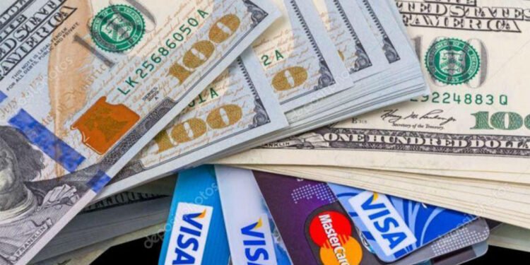 Blanqueo: CERA, el Banco Central habilitará tarjetas de débito en dólares para titulares