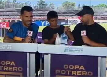 Tevez jugó la Copa Potrero para ayudar a sus amigos de Fuerte Apache y se hizo viral por una curiosa situación
