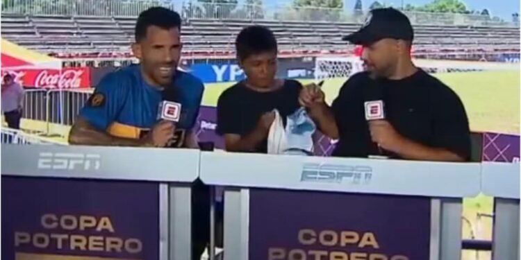 Tevez jugó la Copa Potrero para ayudar a sus amigos de Fuerte Apache y se hizo viral por una curiosa situación