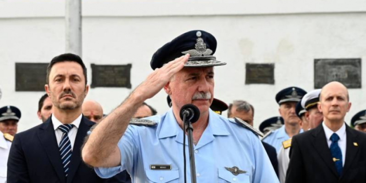 El gobierno de Javier Milei anunció que Fernando Mengo, jefe de la Fuerza Aérea no seguirá sus funciones