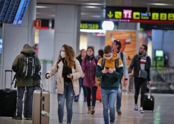 La llegada de turistas cayó 37% en octubre, y se aceleraron los viajes de argentinos al exterior