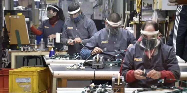 La industria perdió 126.000 puestos de trabajo y hubo más de 2.330 cierres de empresas desde el inicio del Gobierno de Javier Milei