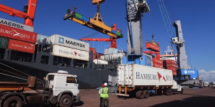 El Banco Central permitirá el acceso al mercado de cambios para pagar servicios de fletes internacionales y eliminó exigencias a los financiamientos en la divisa norteamericana.