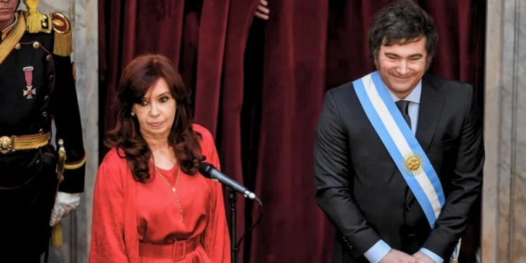 CFK: A Javier Milei le está “apareciendo el pequeño dictadorzuelo que siempre llevó adentro”
