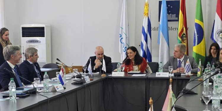 En la reunión de Ministros de Economía del Mercosur, Caputo pidió liberar los acuerdos de libre comercio