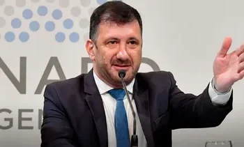 El senador destituido Edgardo Kueider insiste en volver a su banca