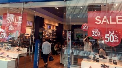 Se desplomó el dólar en Chile y se encarecen las compras para los argentinos