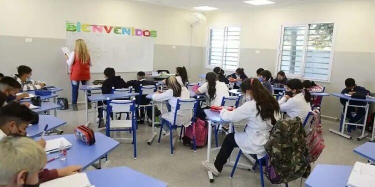 Ciclo lectivo 2025: estudiantes de escuelas secundarias bonaerenses están en las aulas