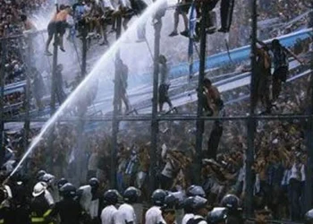 Los barras de fútbol, los primeros en notar que la coraza de Javier Milei se corrió