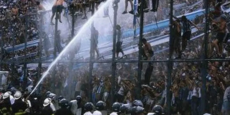 Los barras de fútbol, los primeros en notar que la coraza de Javier Milei se corrió