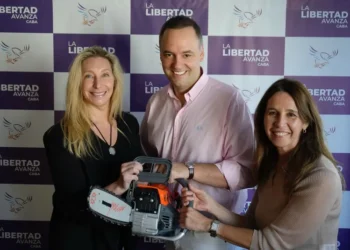 Milei y Adorni irrumpen en oficinas de Jorge Macri