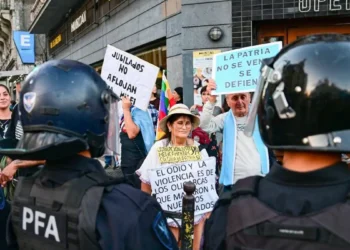 CGT y jubilados marchan al Congreso bajo operativo policial