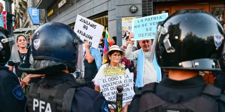 CGT y jubilados marchan al Congreso bajo operativo policial