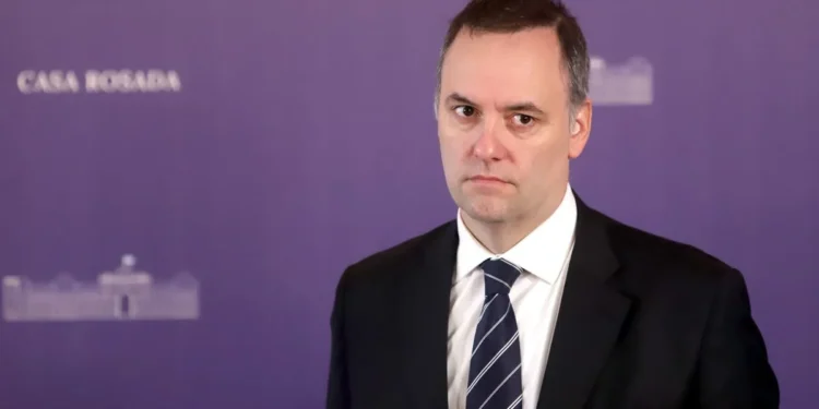 Gobierno molesto con Adorni por dichos