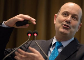 Sturzenegger celebra ajuste: más de 50.000 empleados públicos echados