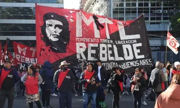 Tensión en Puente Pueyrredón por protestas contra el Gobierno.