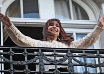 Cristina: “Firme y tranquila”, arenga militancia.