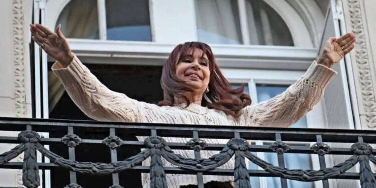 Cristina: “Firme y tranquila”, arenga militancia.