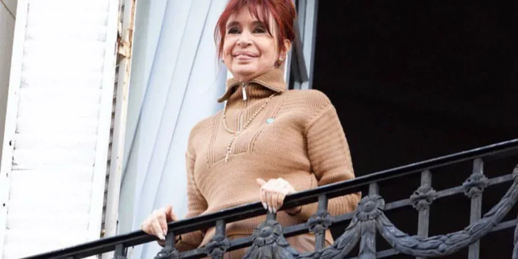 Cristina K: Balcón permitido, tobillera obligatoria.