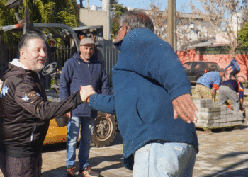 EL INTENDENTE GUSTAVO MENÉNDEZ SUPERVISÓ OBRAS DE ASFALTO RETICULADO EN PARQUE SAN MARTIN