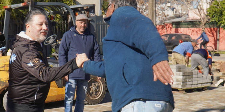 EL INTENDENTE GUSTAVO MENÉNDEZ SUPERVISÓ OBRAS DE ASFALTO RETICULADO EN PARQUE SAN MARTIN