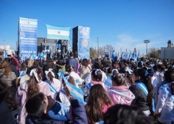 MILES DE ESTUDIANTES PROMETIERON LEALTAD A LA BANDERA
