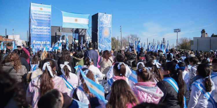 MILES DE ESTUDIANTES PROMETIERON LEALTAD A LA BANDERA