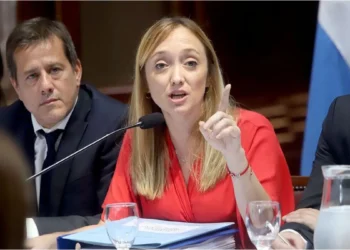 Fernández Sagasti critica al Gobierno por ataques al Senado.