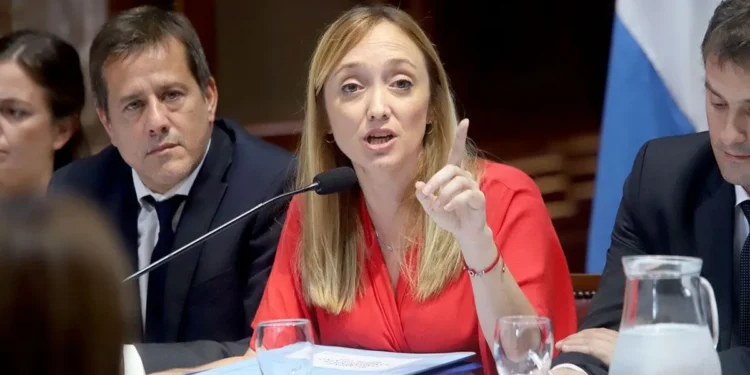 Fernández Sagasti critica al Gobierno por ataques al Senado.