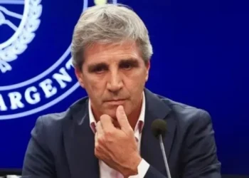 Caputo detalló la intervención para bajar el dólar y criticó a los bancos.