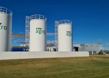 YPF vende 50% agroindustrial para enfocarse en petróleo/gas.