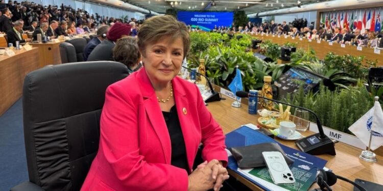 FMI ve repunte en Argentina 2025, Milei optimista.