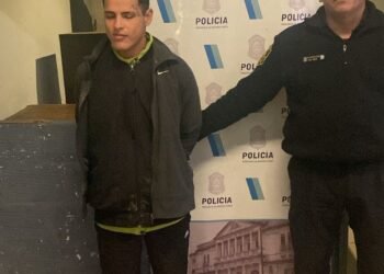 Mariano acosta: la policía detuvo a un joven armado con una pistola 9 mm en plena via publica
