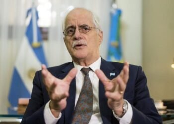 Taiana critica a Milei: “Democracia degradada” en Argentina.