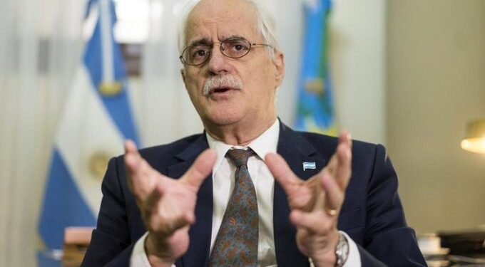 Taiana critica a Milei: “Democracia degradada” en Argentina.