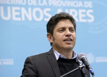Kicillof arremete contra Milei: “Cierran fábricas mientras él posa”.